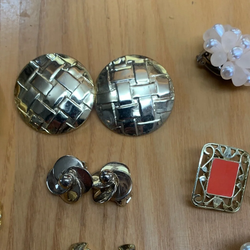 12 Pair Vintage Clip-on EarringsBeaded Metal Enamel Goldtone Silvertone - Picture 4 of 12